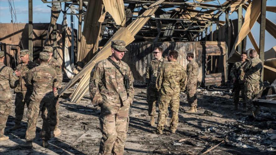 Soldados estadounidenses cerca de una instalación dañada por los ataques iraníes en la base Ain Al-Asad, Irak, 13 de enero de 2020. (Foto: The Washington Post)