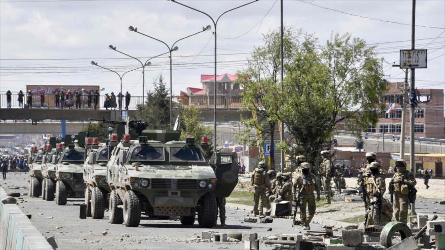 Gobierno de facto despliega efectivos del Ejército cerca de la planta de combustible de Senkata, en El Alto, 20 de noviembre de 2019. (Foto: AFP)