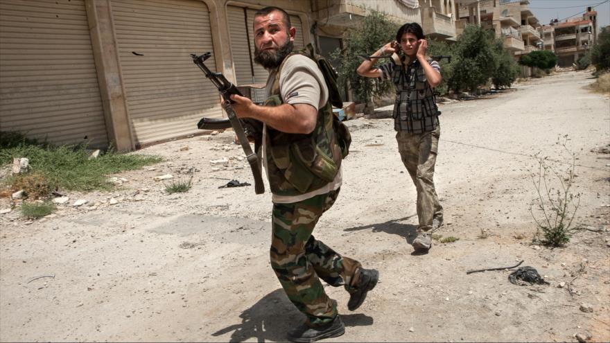 Rebeldes sirios participan en una batalla en la ciudad noroccidental de Maaret al-Numan, en la provincia de Idlib.