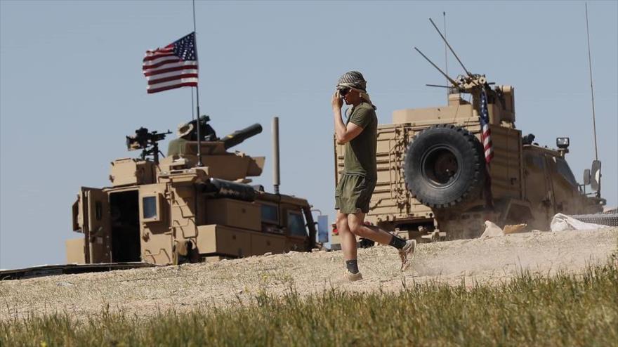 Un soldado estadounidense camina cerca de una base militar instalada en la provincia de Manbij, norte de Siria, 4 de abril de 2018. (Foto: AP)