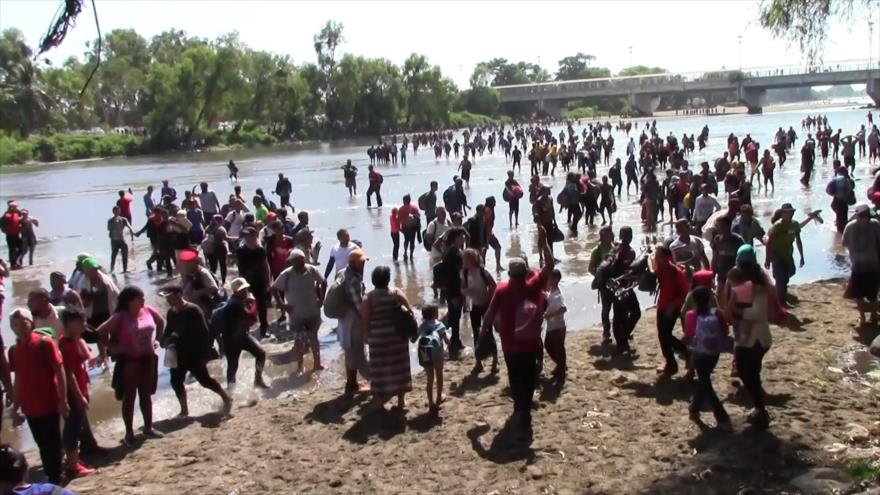 Migrantes cruzan la frontera sur de México por la vía ilegal