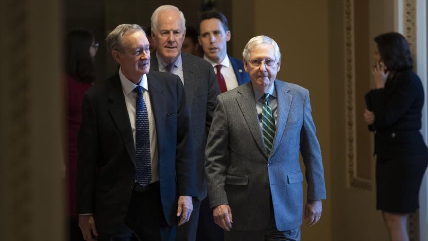 El líder de la mayoría en el Senado de EE.UU., Mitch McConnell (dcha.), en el Capitolio, 16 de enero de 2020. (Foto: AFP)