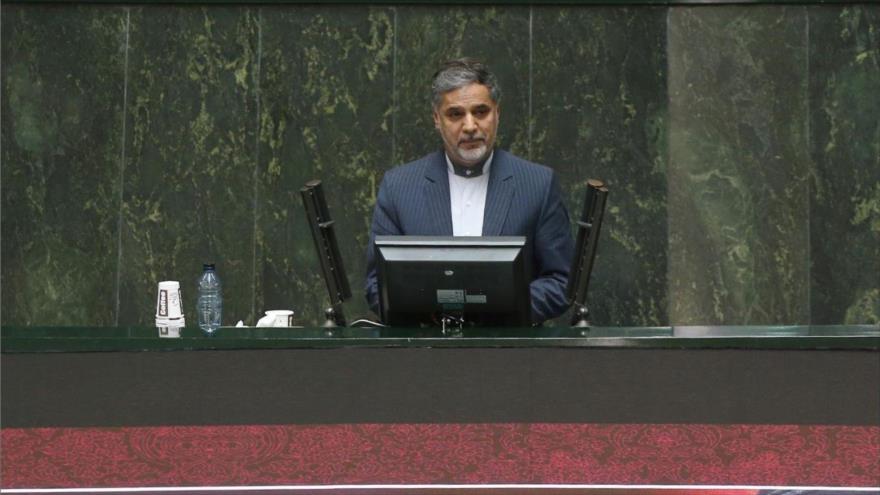 El portavoz de la Comisión de Seguridad Nacional y Política Exterior del Parlamento iraní, Hosein Naqavi Hoseini, en una sesión del Parlamento iraní.