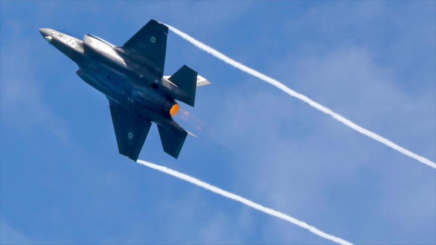 Un avión F-35 del ejército israelí durante una maniobra aérea en el sur de los territorios ocupados palestinos, 9 de mayo de 2019. (Foto: AFP)