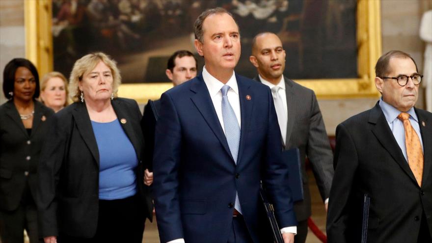 El congresista demócrata Adam Schiff (c) llega al Senado para el inicio del juicio político contra el presidente Donald Trump, 21 de enero de 2020.