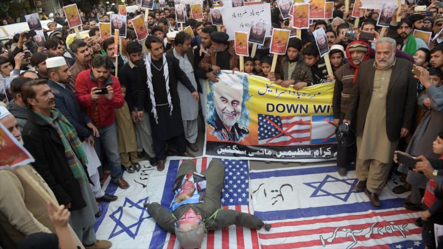 Paquistaníes protestan contra el asesinato del general iraní Qasem Soleimani por EE.UU. en Irak, Peshawar, 10 de enero de 2020. (Foto: AFP)