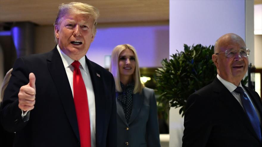 Donald Trump (izda.), presidente de EE.UU., en el foro económico de Davos, en Suiza, 22 de enero de 2020. (Foto: AFP)