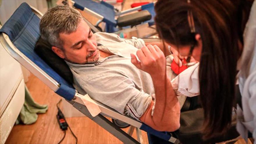El presidente de Paraguay, Mario Abdo Benítez, durante una jornada de donación de sangre en el Palacio de López.