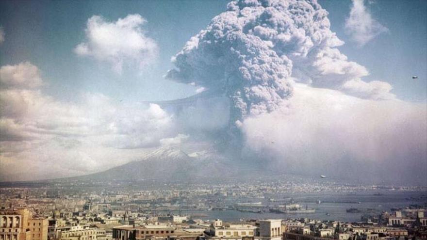 Una imagen representativa de la catastrófica erupción del volcán del Vesubio en el año 79 d.C, el 24 de agosto.