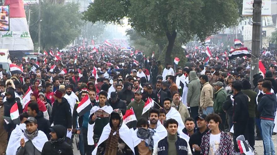 Manifestantes iraquíes marchan contra la presencia militar de EEUU