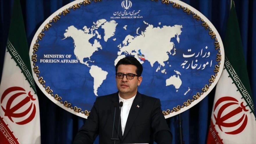 El portavoz de la Cancillería iraní, Seyed Abás Musavi, habla en una rueda de prensa en Teherán, capital persa.