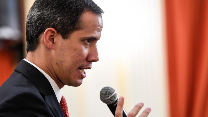 El autoproclamado presidente interino de Venezuela, Juan Guaidó, se dirige a la comunidad venezolana, París, en Francia, 24 de enero de 2020. (Foto: APF)