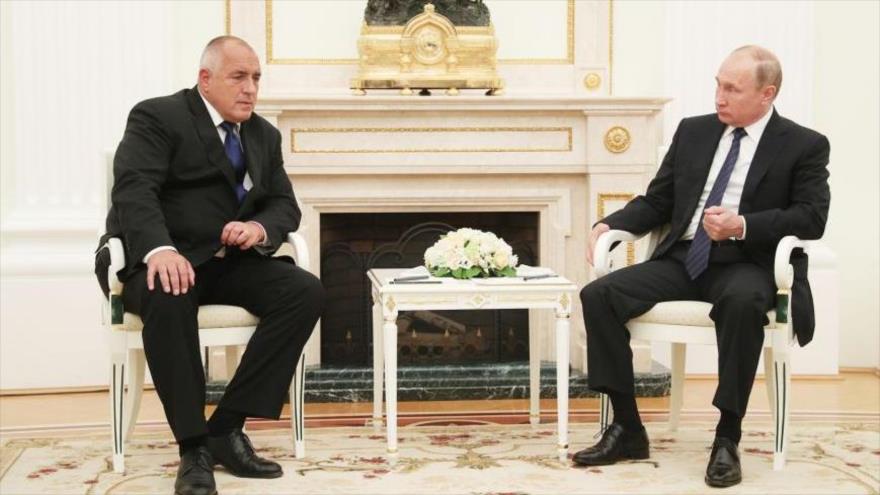 El presidente de Rusia, Vladimir Putin (dcha.) y el primer ministro búlgaro, Boiko Borisov.