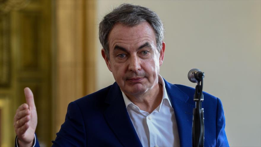 El expresidente del Gobierno español José Luis Rodríguez Zapatero habla con la prensa desde el palacio presidencial de Venezuela, 18 de mayo de 2018.