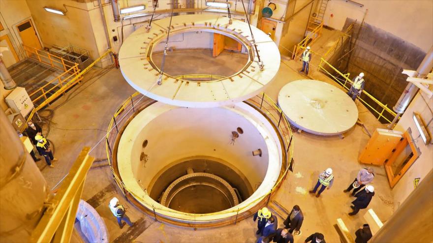 Los técnicos ponen en marcha el circuito secundario del reactor de agua pesada de Arak, en el centro de Irán, 23 de diciembre de 2019. (Foto: AFP)