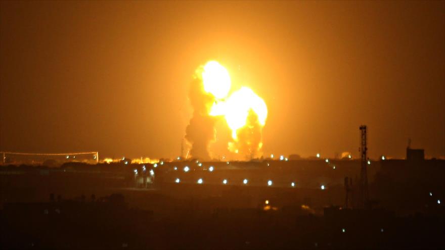 Columna de humo se levanta después de que aviones israelíes bombardearon una zona en Gaza, 15 de noviembre de 2019. (Foto: AFP)