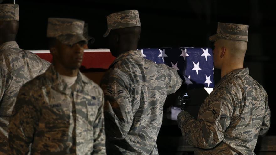 Soldados estadounidenses llevan a un compañero muerto en Siria.