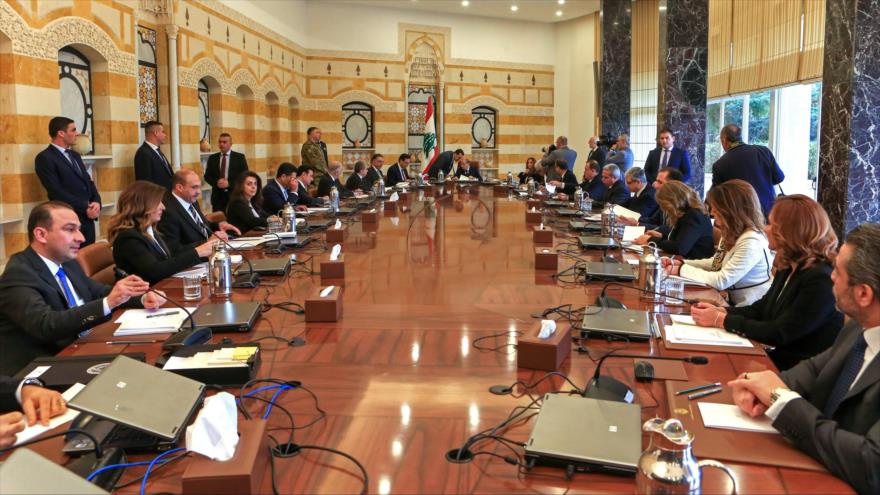 El presidente libanés Michel Aoun (c) encabeza la primera reunión del Gobierno del premier recién designado en El Líbano, Beirut, 22 de enero de 2020. (Foto: AFP)