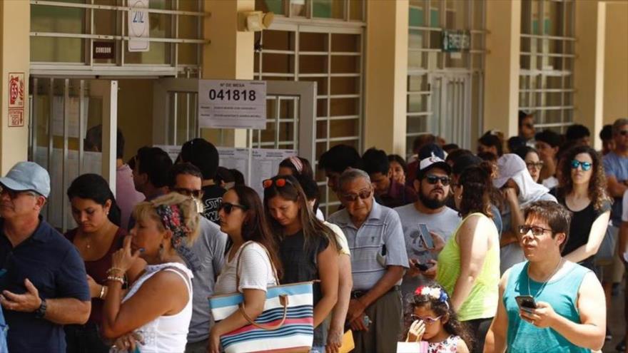 Los peruanos hacen cola para votar en las elecciones parlamentarias, 26 de enero de 2020.