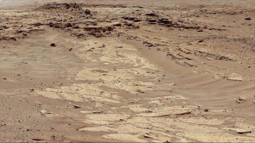 La NASA capta imagen de posibles capas de arenisca en Marte.