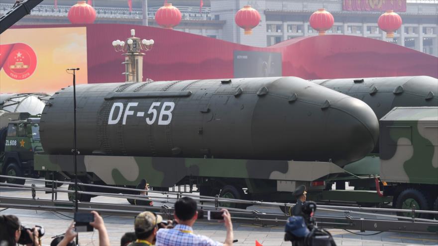 Vehículos militares chinos transportan misiles balísticos intercontinentales DF-5B en un desfile militar, 1 de octubre de 2019. (Foto: AFP)