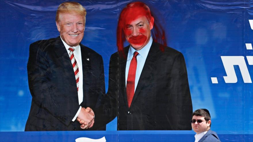 Una gran valla publicitaria muestra al presidente de EE.UU., Donald Trump, y al primer ministro israelí, Benjamín Netanyahu, dándose la mano, 14 de septiembre de 2019. (Foto: AFP)