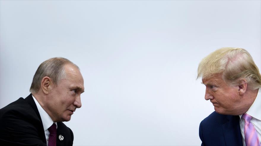 Los presidentes de Rusia y EE.UU., Vladimir Putin (izq.) y Donald Trump, respectivamente, Osaka, Japón, 31 de diciembre de 2019. (Foto: AFP)