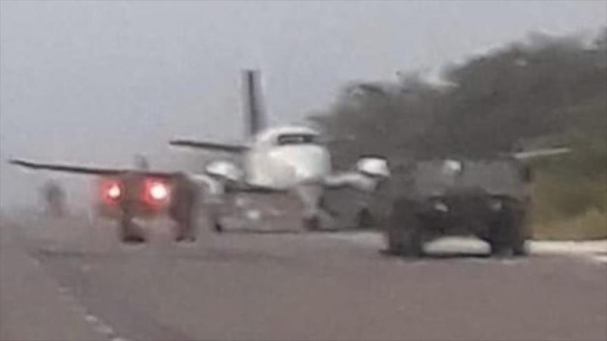 Vídeo: Aterriza narcoavioneta en carretera de México | HISPANTV