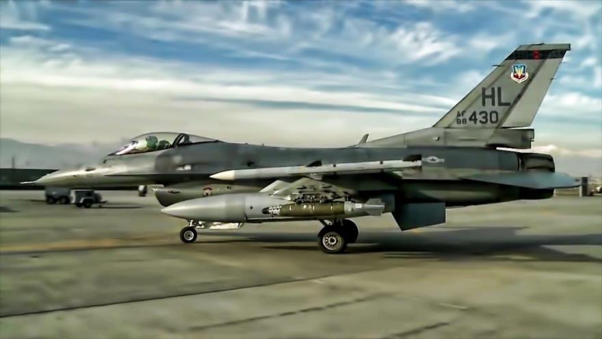 Un avión de combate F-16 de la Fuerza Aérea de EE.UU., listo para despegar del aeródromo de Bagram, en Afganistán.
