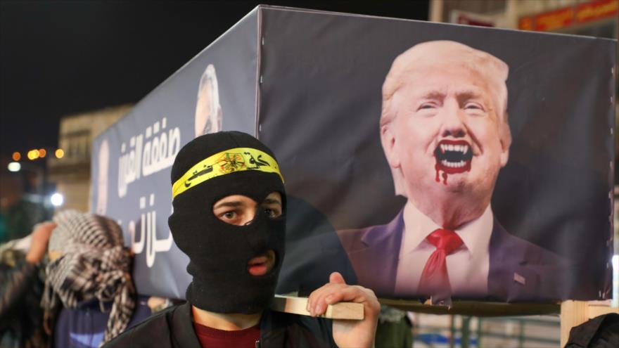 Palestinos llevan un ataúd simbólico con el retrato del presidente de EE.UU., Donald Trump, en una protesta, Naplusa, 28 de enero de 2020. (Foto: AFP)