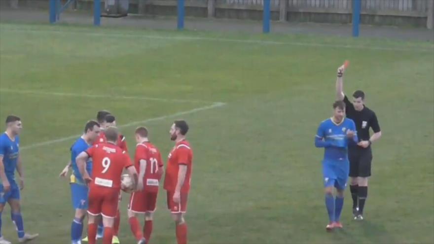 Vídeo: Un futbolista recibe tres tarjetas en 12 segundos 