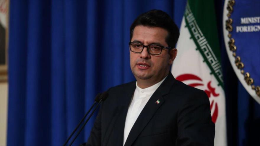 El portavoz de la Cancillería iraní, Seyed Abás Musavi, habla durante una rueda de prensa.