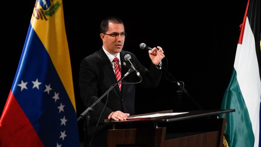 El canciller venezolano, Jorge Arreaza, habla en una reunión con representantes de la comunidad palestina en Caracas, 20 de agosto de 2019. (Foto: AFP)