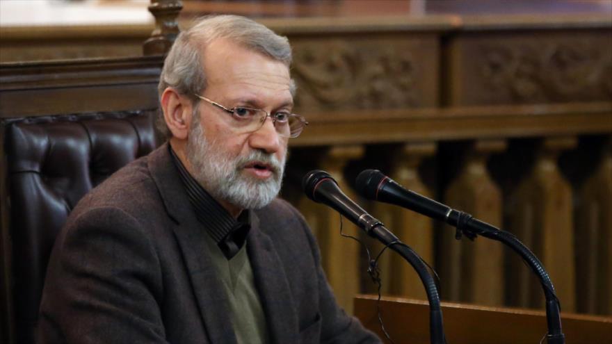 El presidente del Parlamento de Irán, Ali Lariyani, habla durante una conferencia de prensa en Teherán, 1 de diciembre de 2019. (Foto: AFP)
