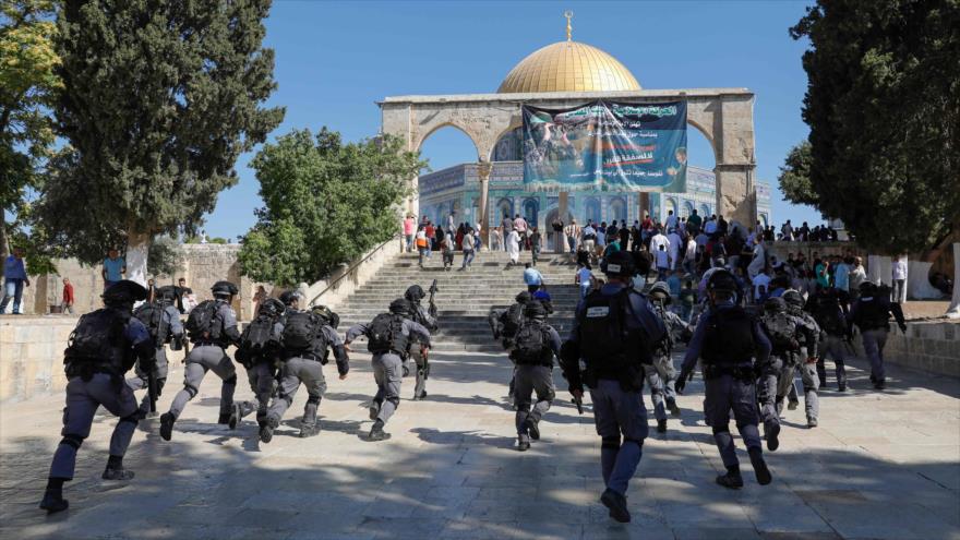 Fuerzas israelíes irrumpen en la Mezquita Al-Aqsa, donde los palestinos se manifiestan contra el acuerdo del siglo, 11 de agosto de 2019. (Foto: AFP)