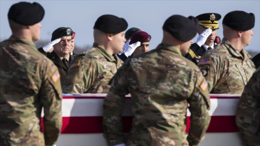 El jefe del Estado Mayor Conjunto del Ejército estadounidense, el general Mark Milley (1º izq.), saluda a soldados muertos en Afganistán.