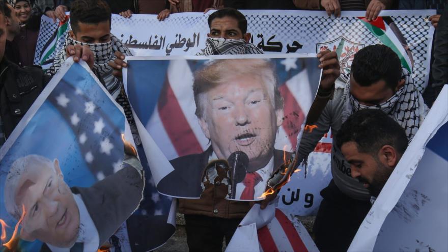 Palestinos prenden fuego a foto del presidente de EE.UU. en una protesta contra “el acuerdo del siglo” en Gaza, 29 de enero de 2020. (Foto: AFP)