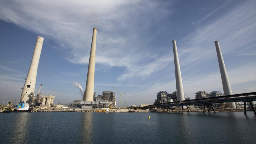 Las chimeneas en una central eléctrica de Israel se ven desde el Mediterráneo, a unos 10 kilómetros de la ciudad de Hadera.