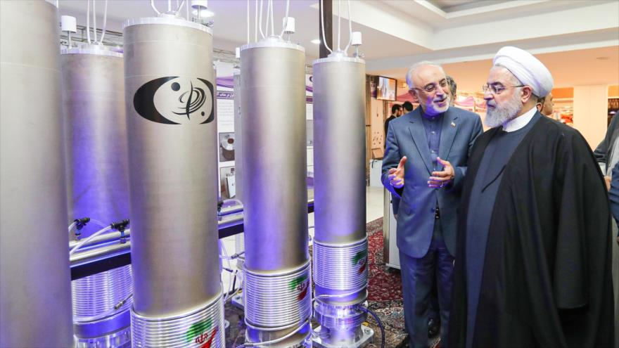 El jefe de la organización nuclear de Irán, Ali Akbar Salehi (dcha.) y el presidente, Hasan Rohani, visitan los logros nucleares, 9 de abril de 2019.