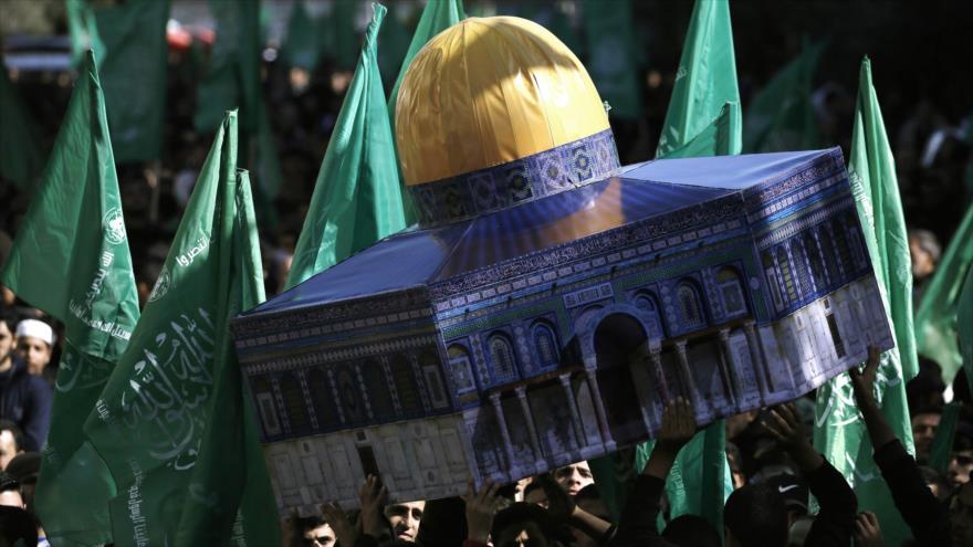 Palestinos ondeando banderas de HAMAS portan una réplica de la mezquita del Monte del Templo en una protesta en Gaza, 31 de enero de 2020. (Foto: AFP)