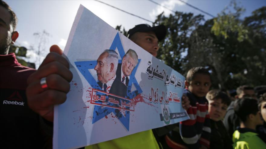 Un palestino sostiene una pancarta en la que se lee: Muerte al acuerdo del siglo, Gaza, 31 de enero de 2020. (Foto: AFP)