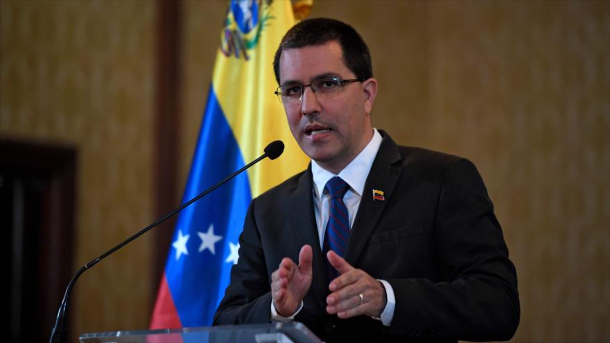 El canciller venezolano, Jorge Arreaza, ofrece un discurso durante una conferencia celebrada en Caracas (la capital), 6 de agosto de 2019. (Foto: AFP)