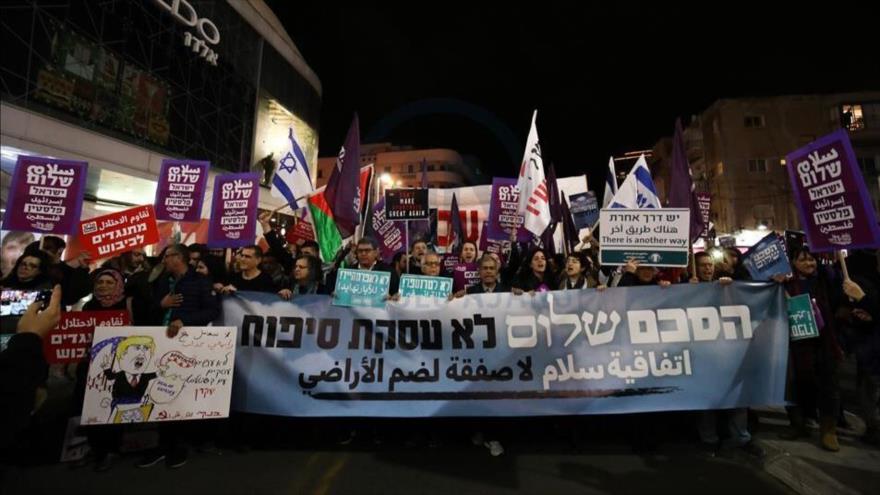 Manifestantes toman calles de Tel Aviv en rechazo a plan de Trump