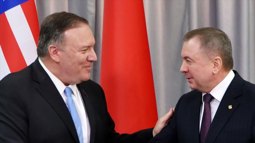 El secretario de Estado de EE.UU., Mike Pompeo (izda.), en una rueda de prensa conjunta con el canciller bielorruso, Vladimir Makei, Minsk (capital de Bielorrusia), 1 de febrero de 2020. (Foto: AFP)