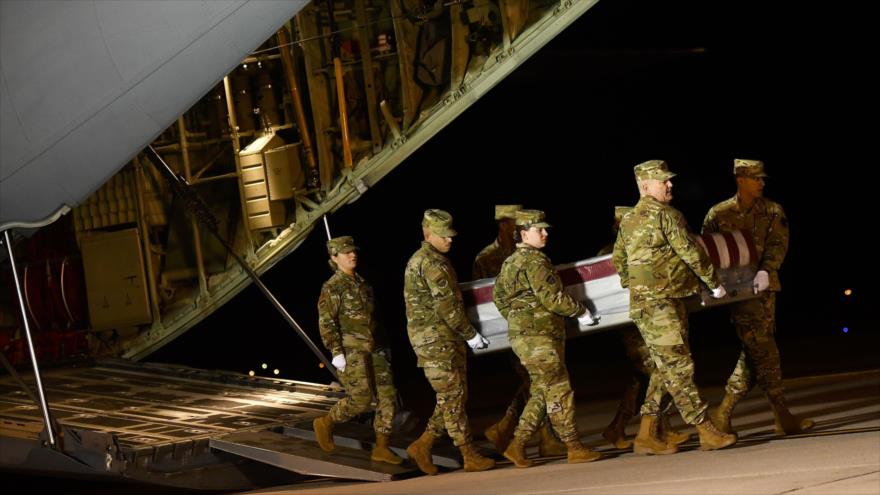 El personal militar estadounidense traslada el ataúd de un soldado muerto en la base de la Fuerza Aérea de Dover, 8 de diciembre de 2019. (Foto: AFP)