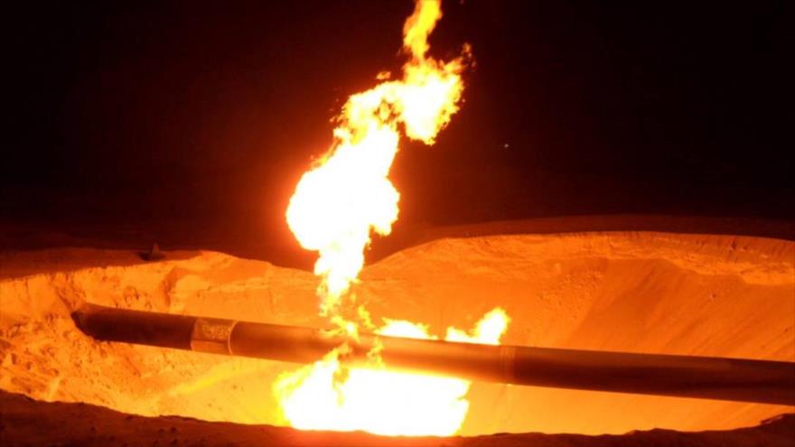 Incendio en un gasoducto en la región de Masaeed en la península de Sinaí, en Egipto. (Foto: Reuters)