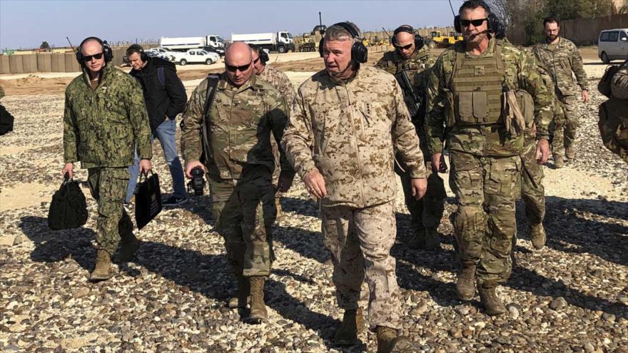 Kenneth F. McKenzie, jefe del Comando Central de EE.UU. (Centcom, en inglés), visita un puesto militar en Siria, 25 de enero de 2020. (Foto: AP)