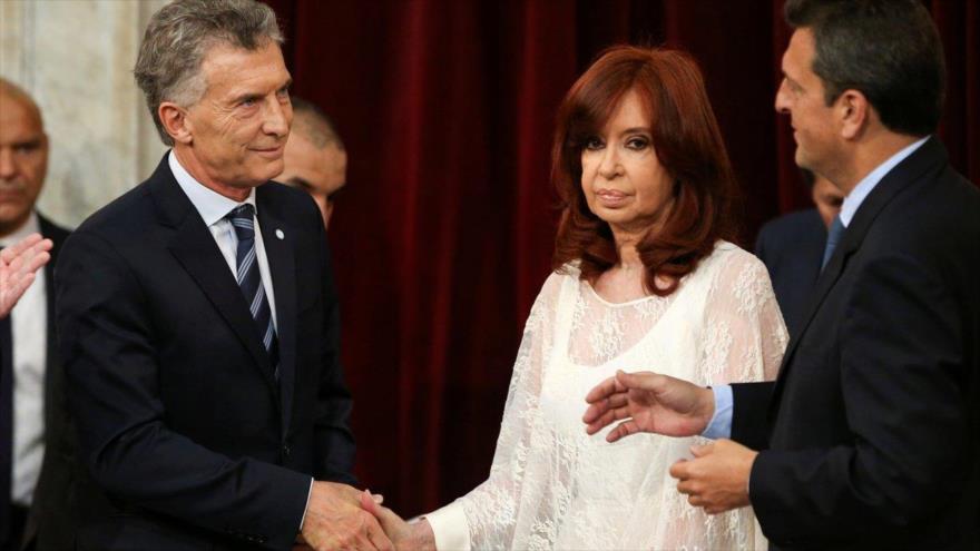 El frío saludo de Cristina Fernández de Kirchner a Mauricio Macri durante la investidura de Alberto Fernández, diciembre de 2019.