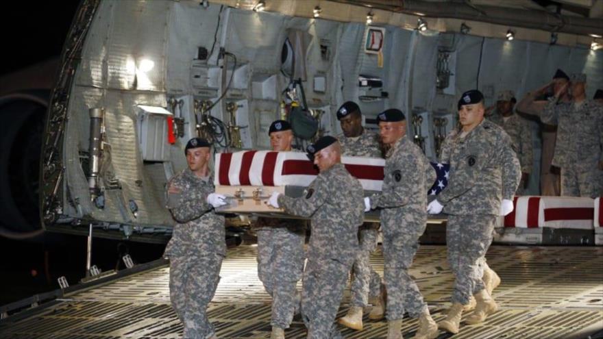 Varios soldados estadounidenses portan un ataúd con los restos mortales de un compañero caído en Irak. 