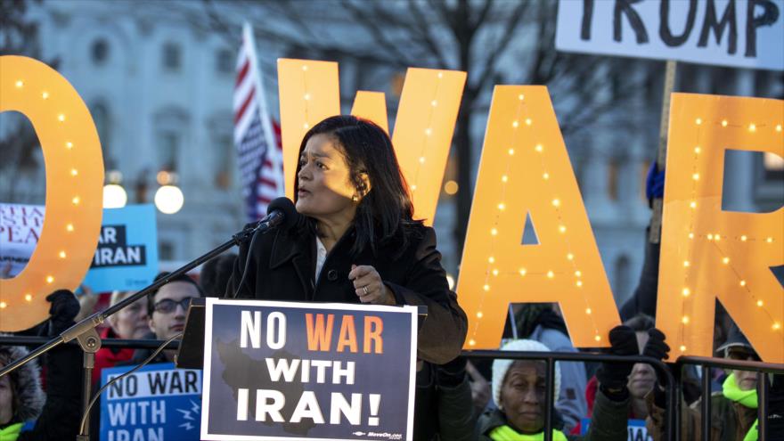 La congresista estadounidense Pramila Jayapal habla en el mitin contra la guerra con Irán en Washington, 9 de enero de 2020. (Foto: AFP)